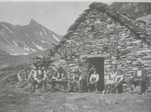 Gruppo di persone all'alpe davanti alla baita (1910 - 1920)